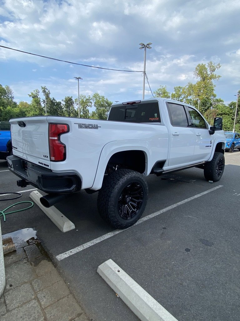 2025 Chevrolet Silverado 2500HD LTZ photo 4