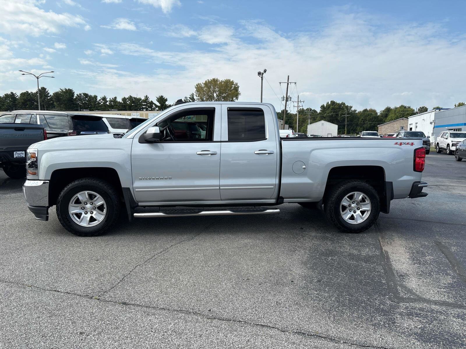 2017 Chevrolet Silverado 1500 LT photo 2