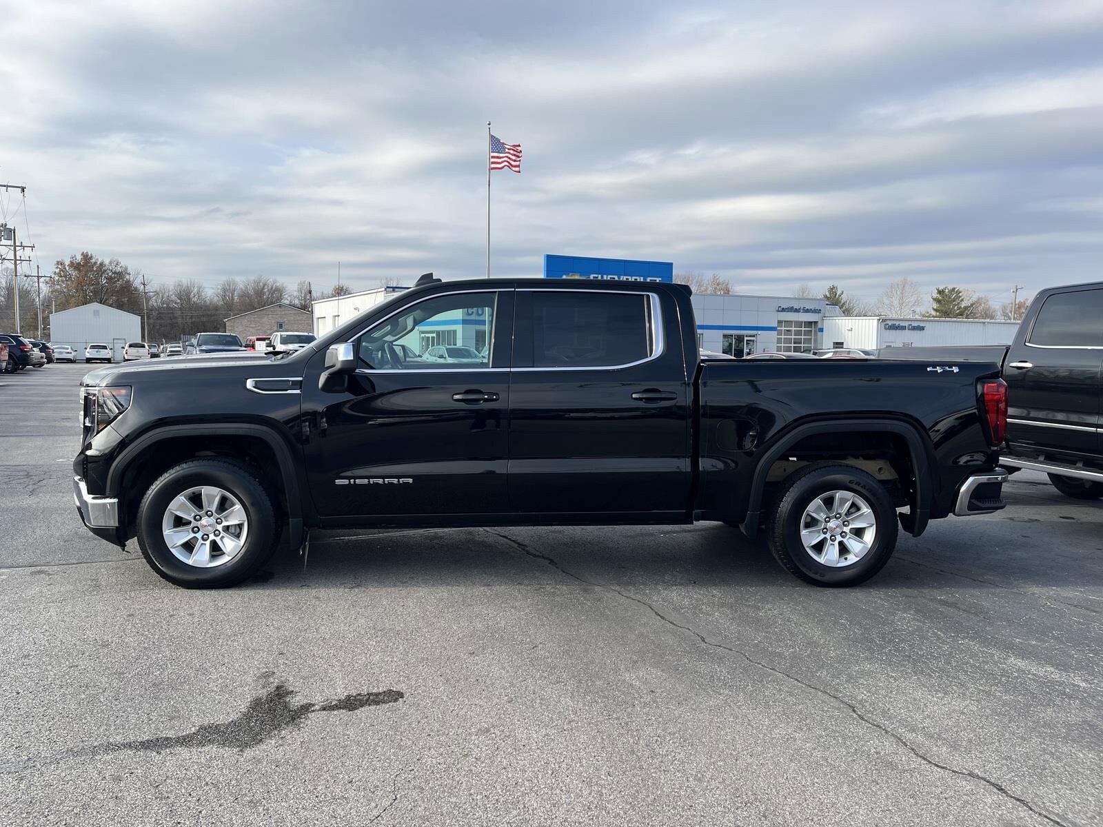 Used 2024 GMC Sierra 1500 SLE with VIN 3GTPUBEK4RG186983 for sale in North Vernon, IN