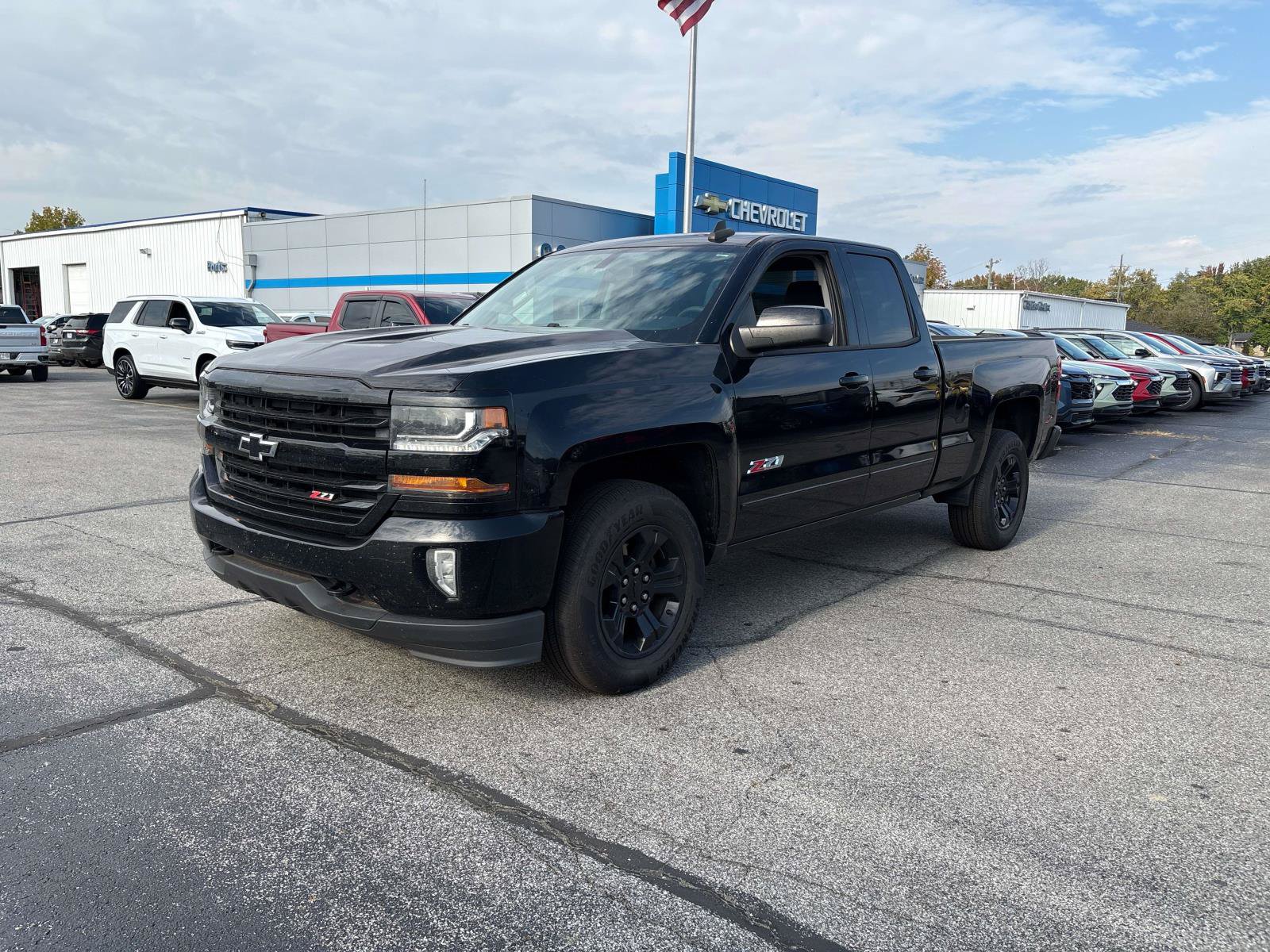 Used 2018 Chevrolet Silverado 1500 LT with VIN 1GCVKREC5JZ130196 for sale in North Vernon, IN