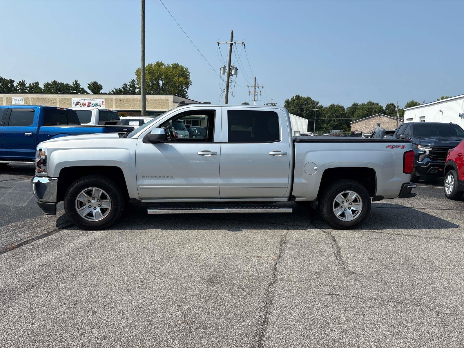 Used 2016 Chevrolet Silverado 1500 LT with VIN 3GCUKREH5GG214504 for sale in North Vernon, IN