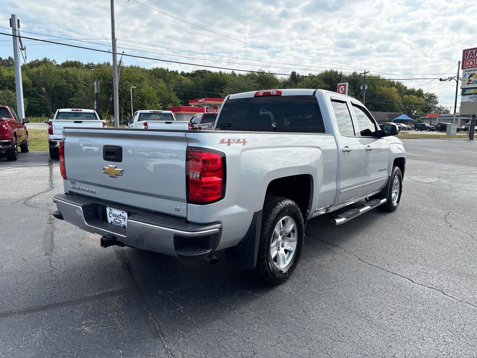 2017 Chevrolet Silverado 1500 LT photo 4