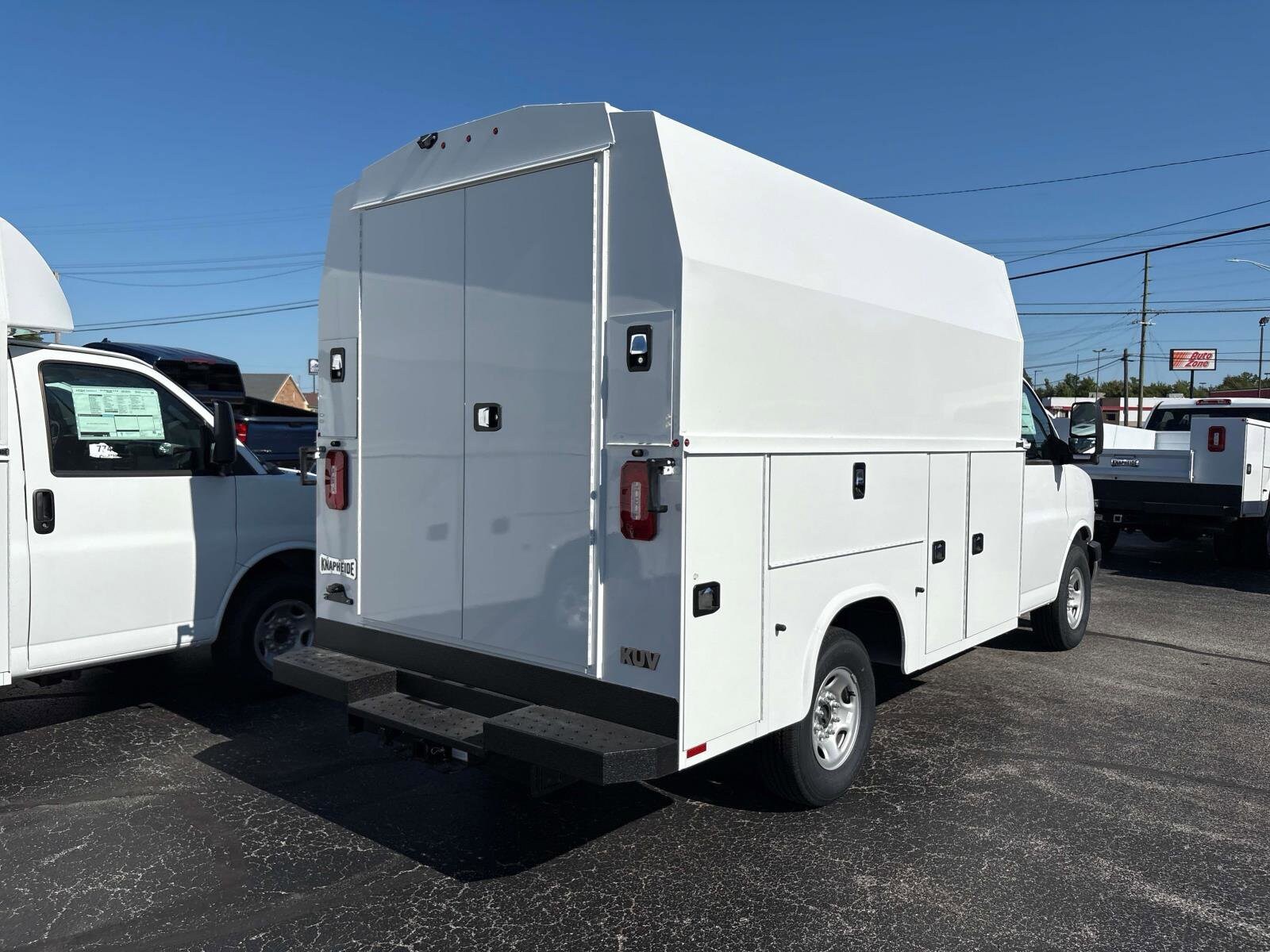2025 Chevrolet Express 3500 Cutaway Van photo 3