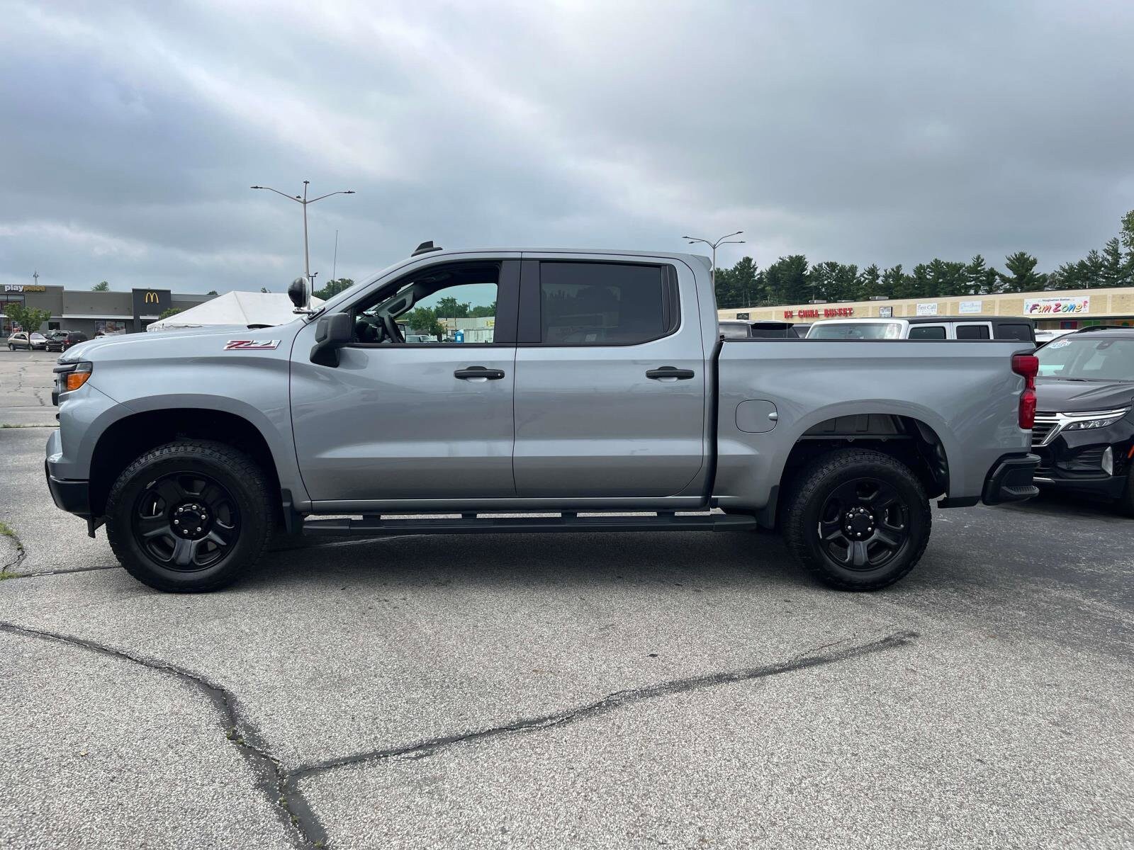 2024 Chevrolet Silverado 1500 photo 2