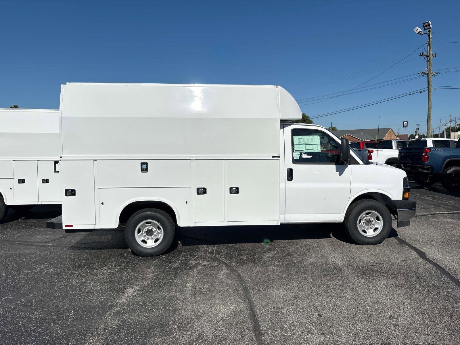 2025 Chevrolet Express 3500 Cutaway Van photo 2