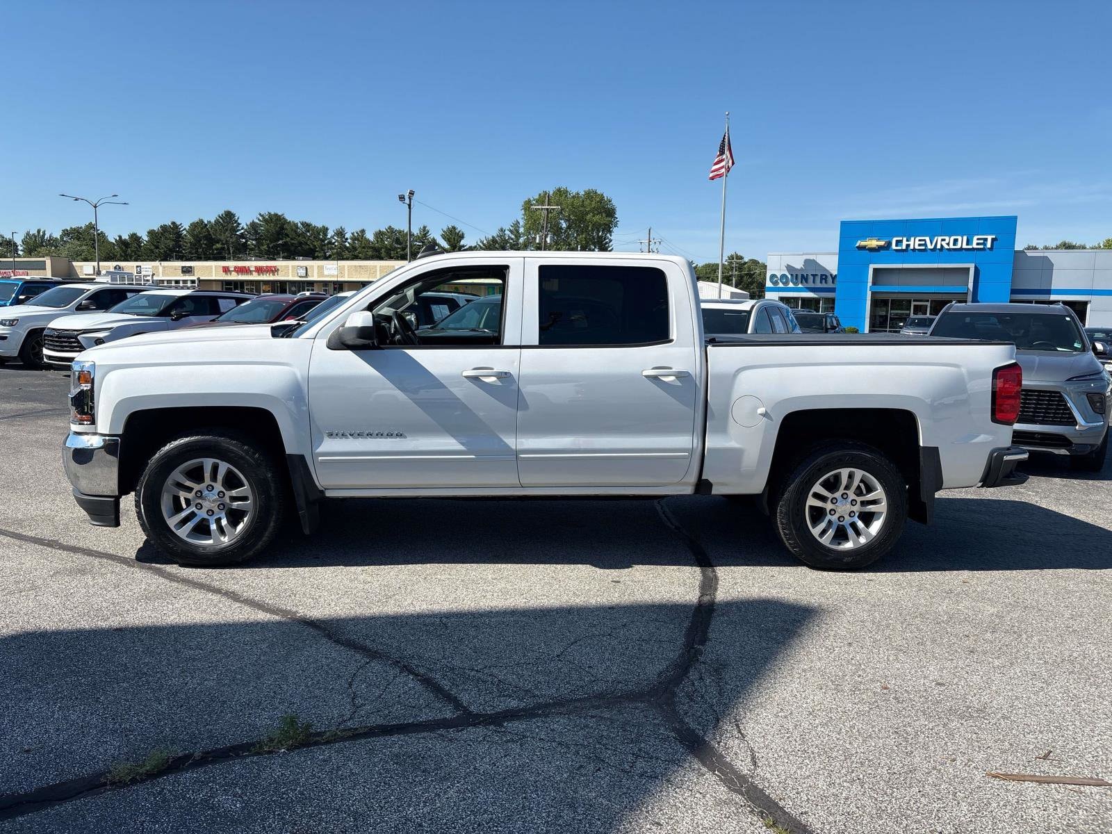 Used 2017 Chevrolet Silverado 1500 LT with VIN 3GCPCRECXHG345282 for sale in North Vernon, IN