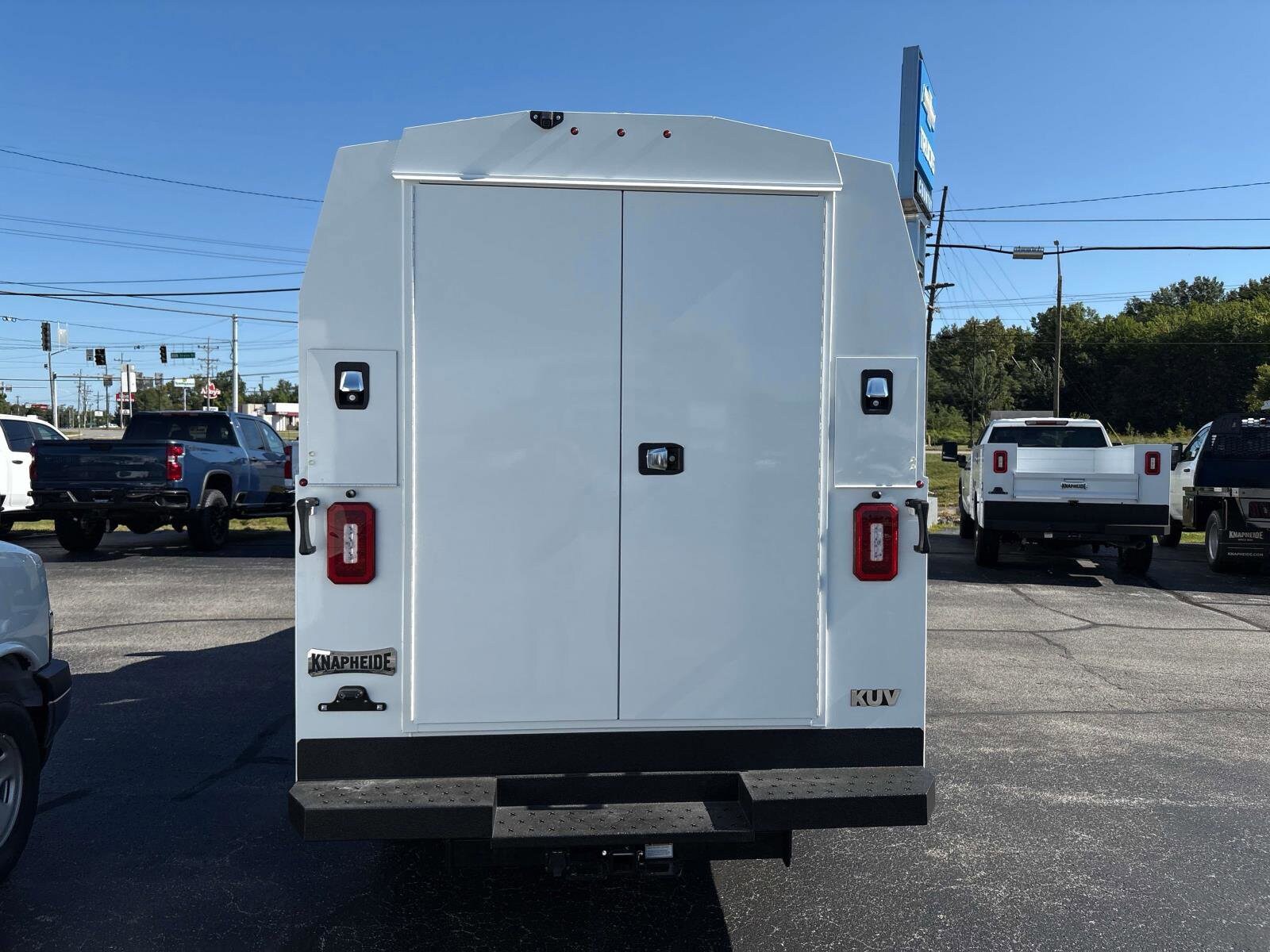 2025 Chevrolet Express 3500 Cutaway Van photo 4
