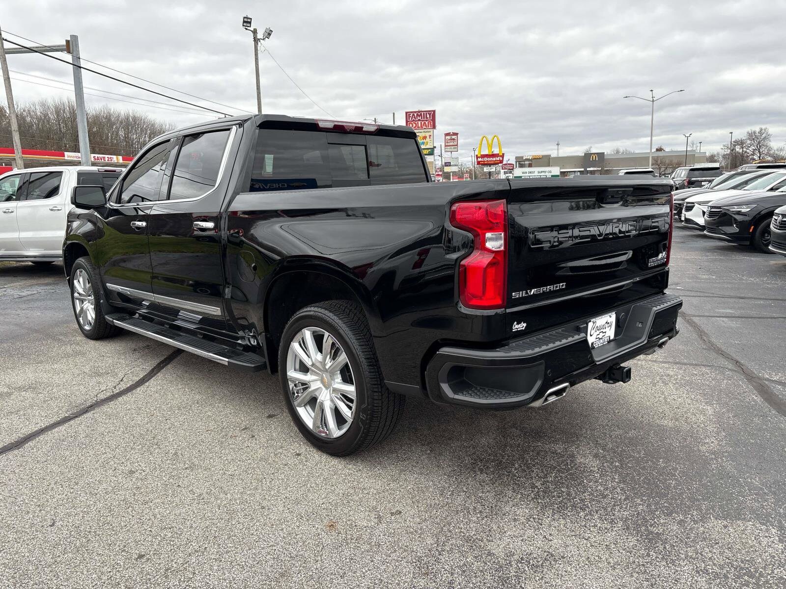 2024 Chevrolet Silverado 1500 High Country photo 2