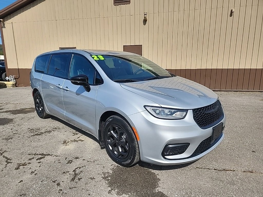 2023 Chrysler Pacifica Hybrid Limited's photo