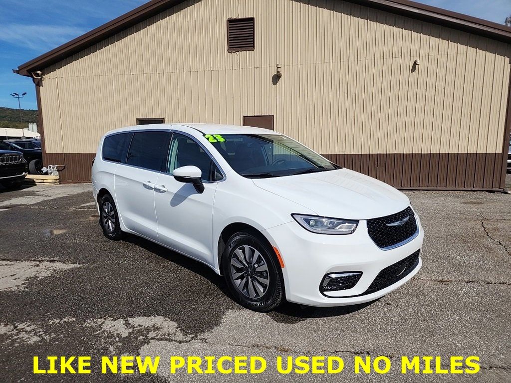 2023 Chrysler Pacifica Hybrid Touring L's photo