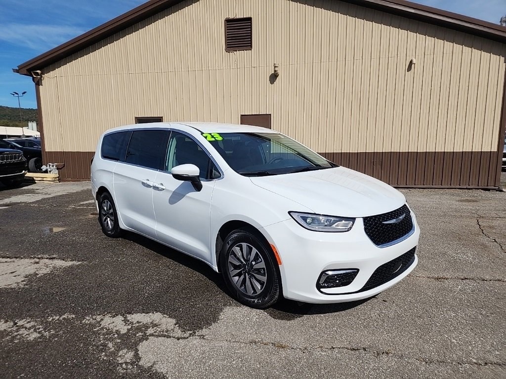 2023 Chrysler Pacifica Hybrid Touring L's photo