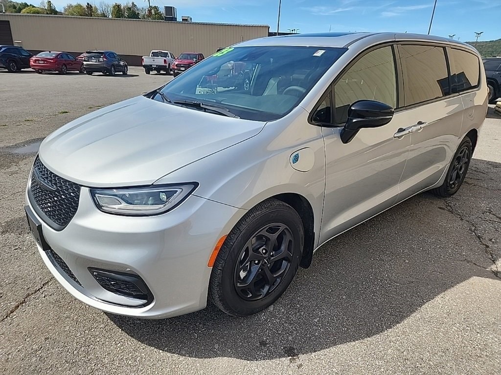 New 2023 Chrysler Pacifica Hybrid PACIFICA PLUG-IN HYBRID LIMITED Passenger Van