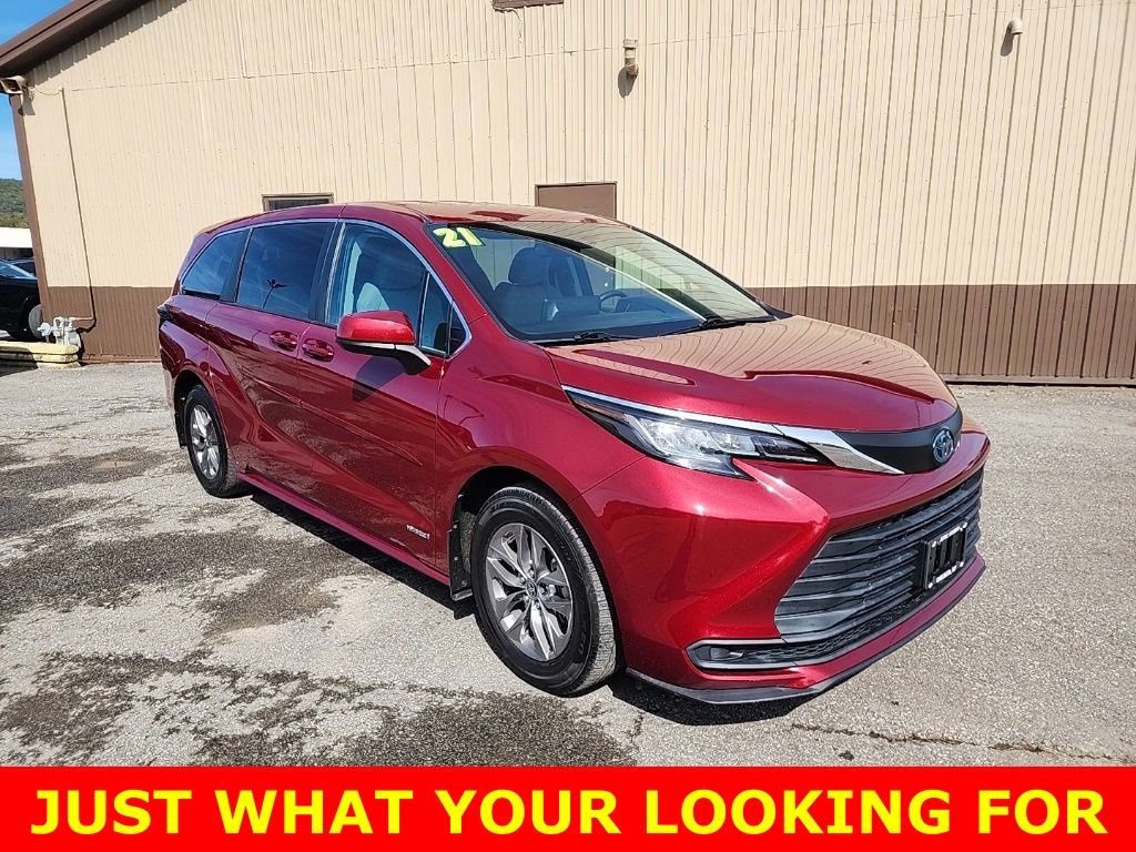 2021 Toyota Sienna LE's photo
