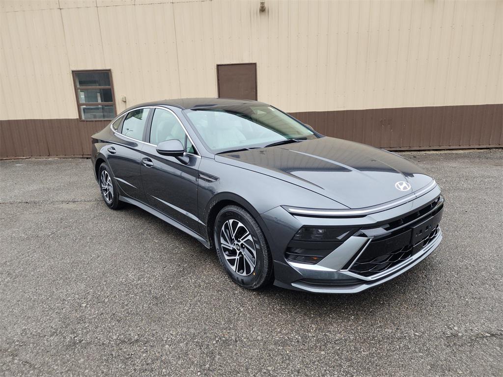 2026 Hyundai Sonata Hybrid Blue's photo