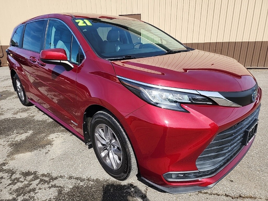 2021 Toyota Sienna LE photo 2
