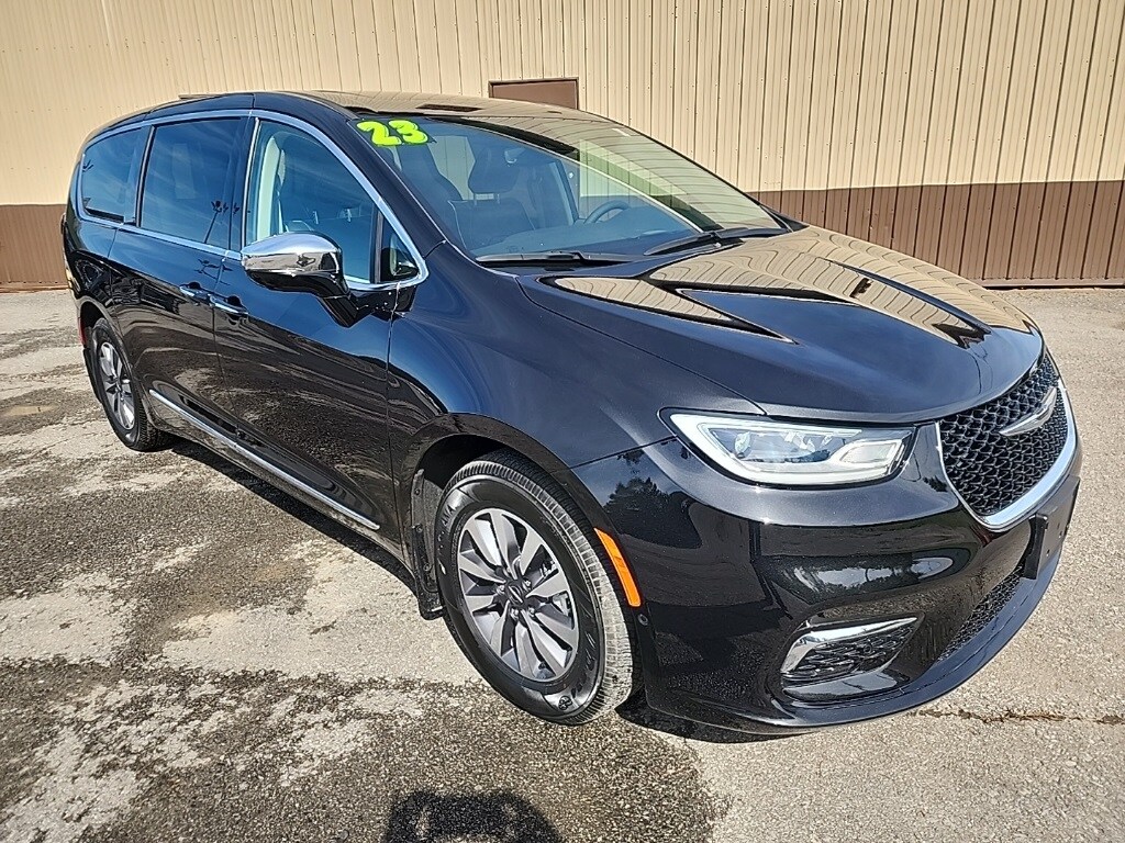 2023 Chrysler Pacifica Hybrid Limited photo 2