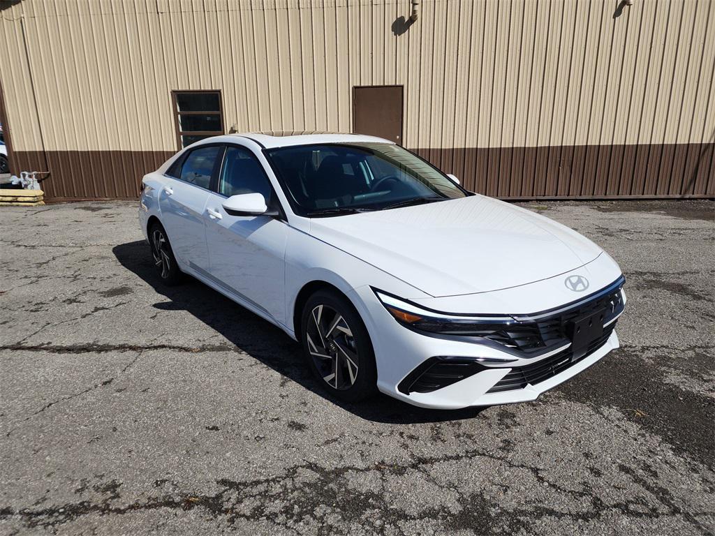 2025 Hyundai Elantra SEL's photo