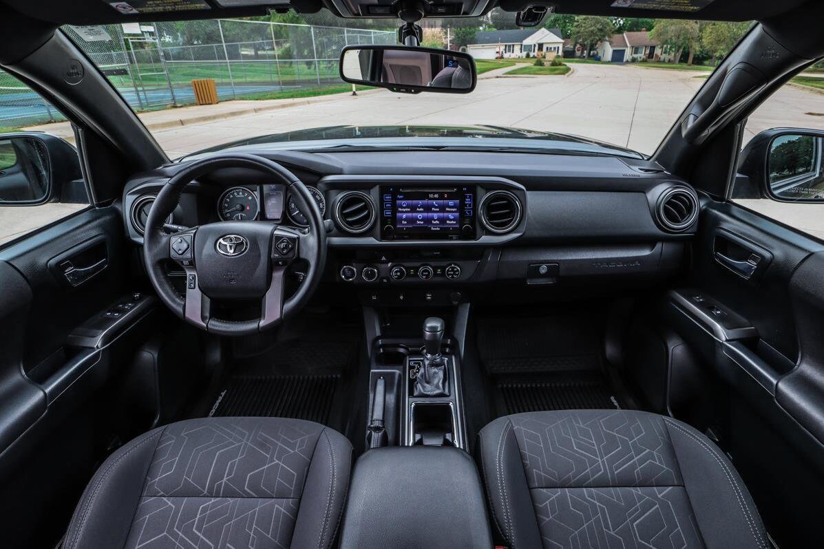 2017 Toyota Tacoma TRD V6 photo 2