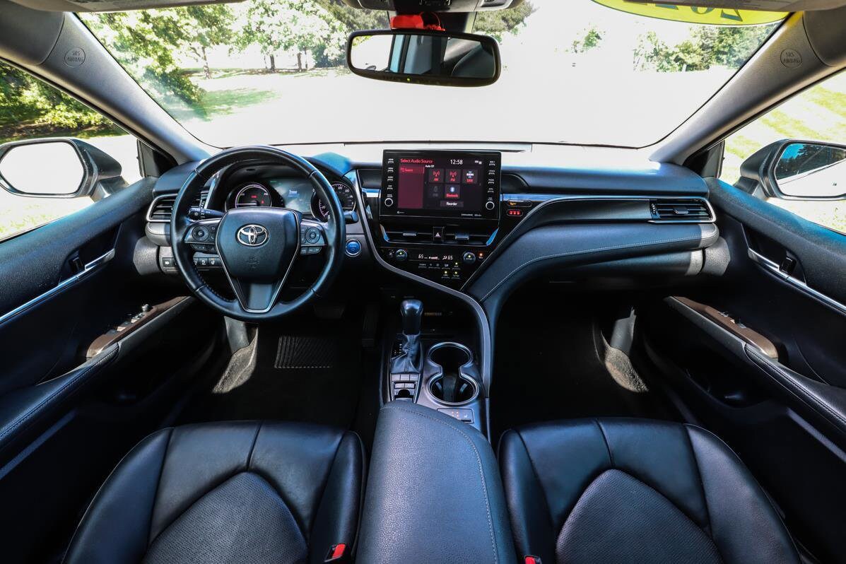 2022 Toyota Camry Hybrid XSE photo 2