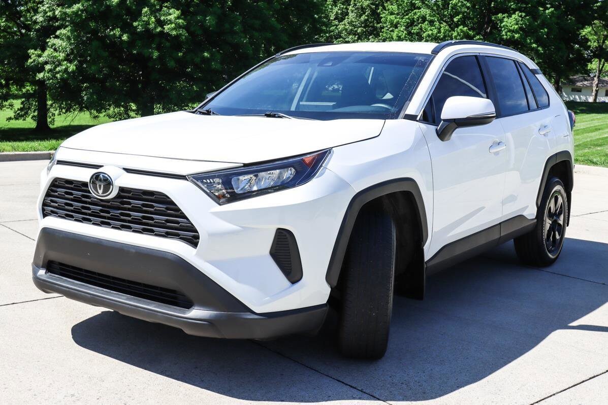 2021 Toyota RAV4 LE photo 3