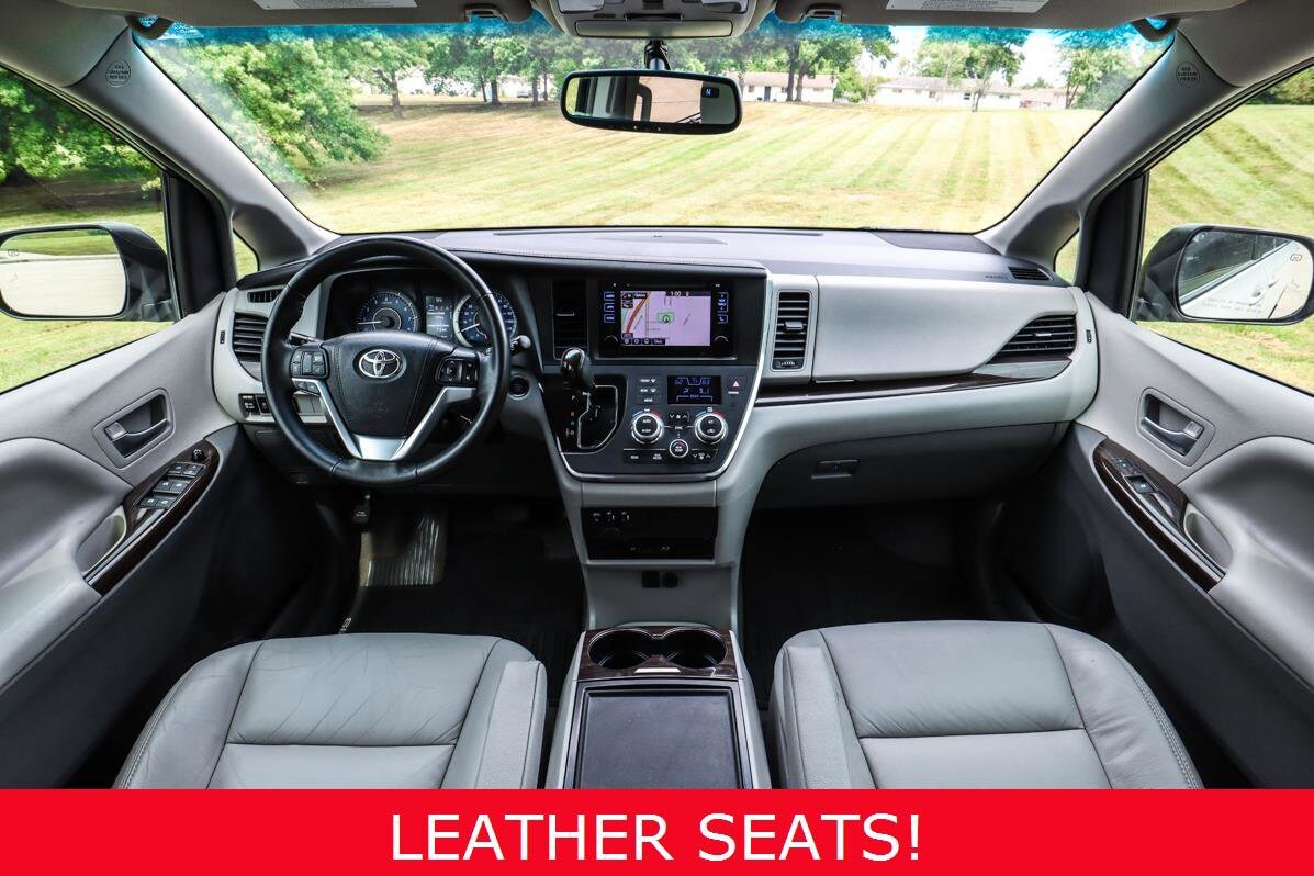 2016 Toyota Sienna XLE Premium photo 2
