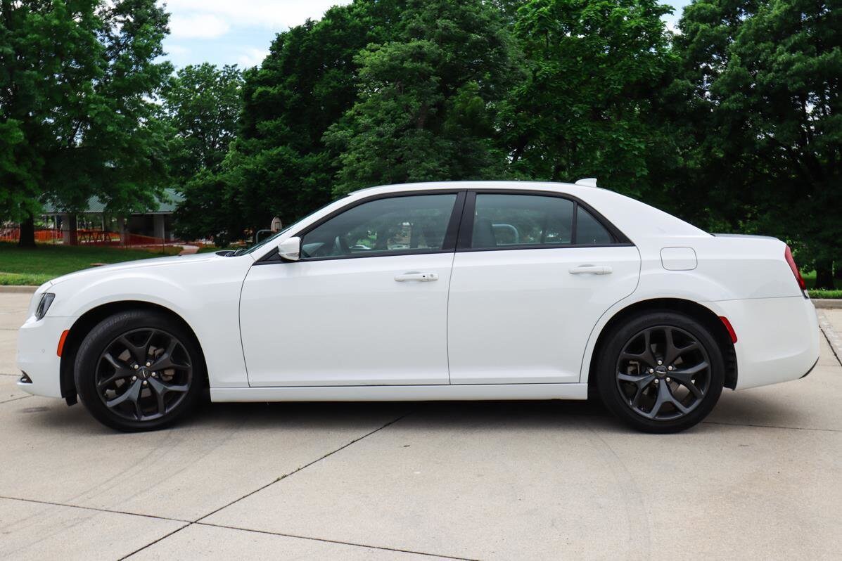 2022 Chrysler 300 S photo 2