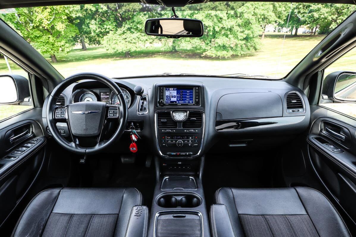 2014 Chrysler Town & Country S photo 2