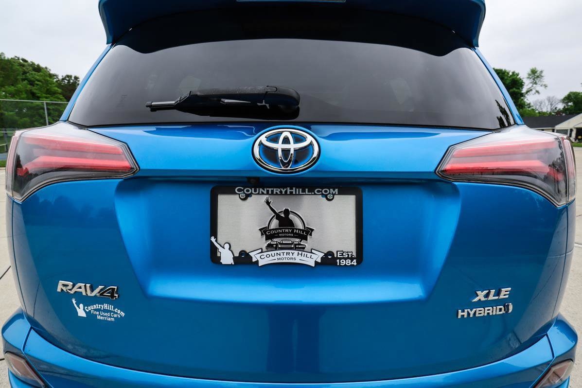 2017 Toyota RAV4 Hybrid XLE photo 5