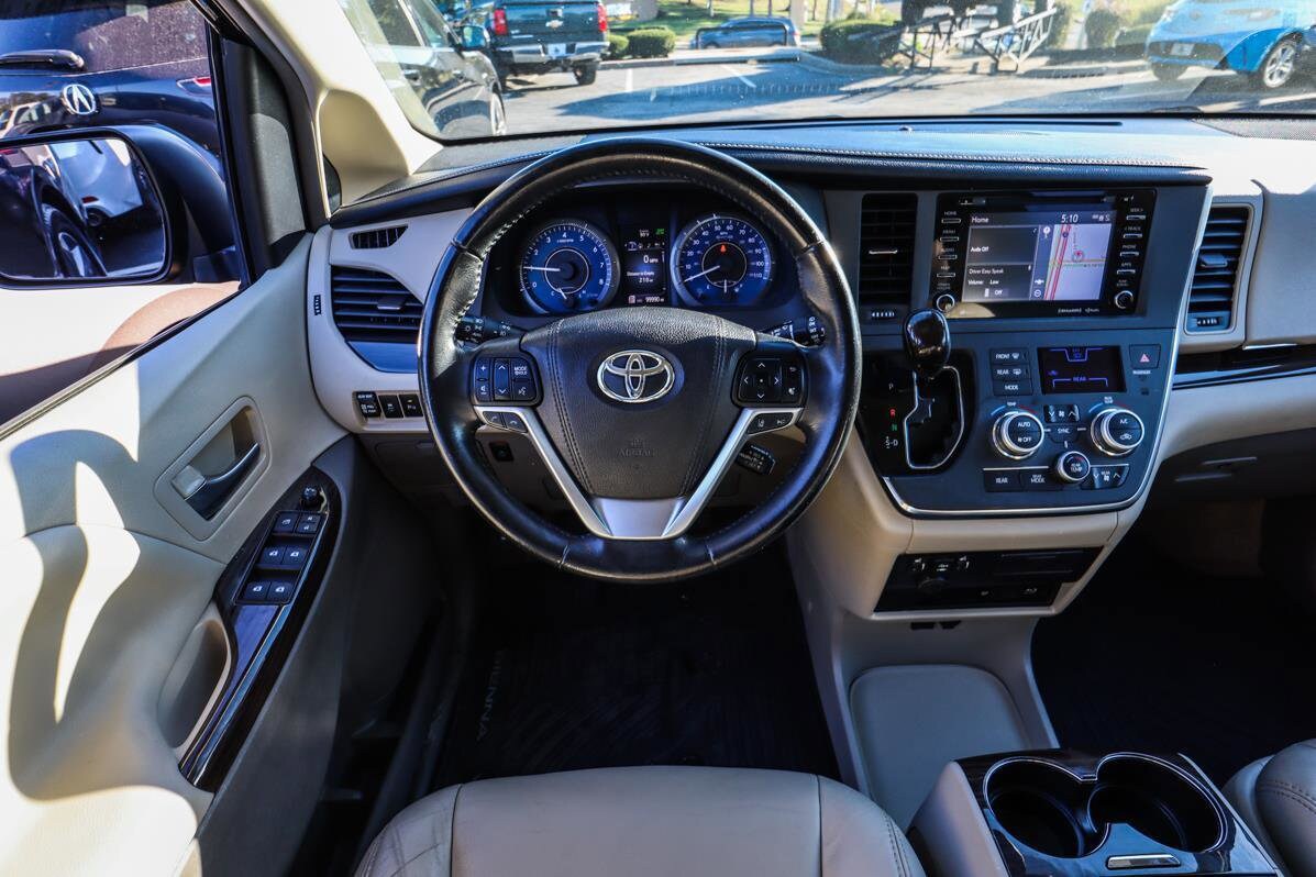 2018 Toyota Sienna XLE Premium photo 3