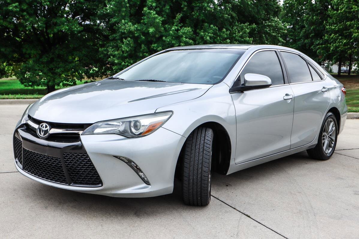 2017 Toyota Camry SE photo 3