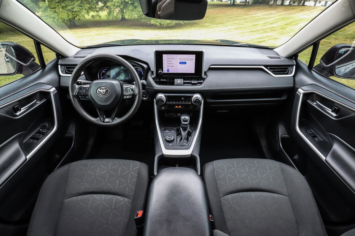 2023 Toyota RAV4 Hybrid XLE photo 2