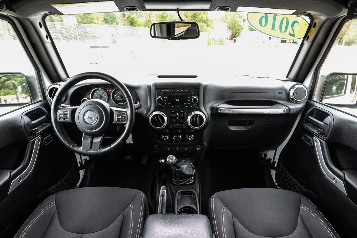 2016 Jeep Wrangler Unlimited Rubicon photo 2