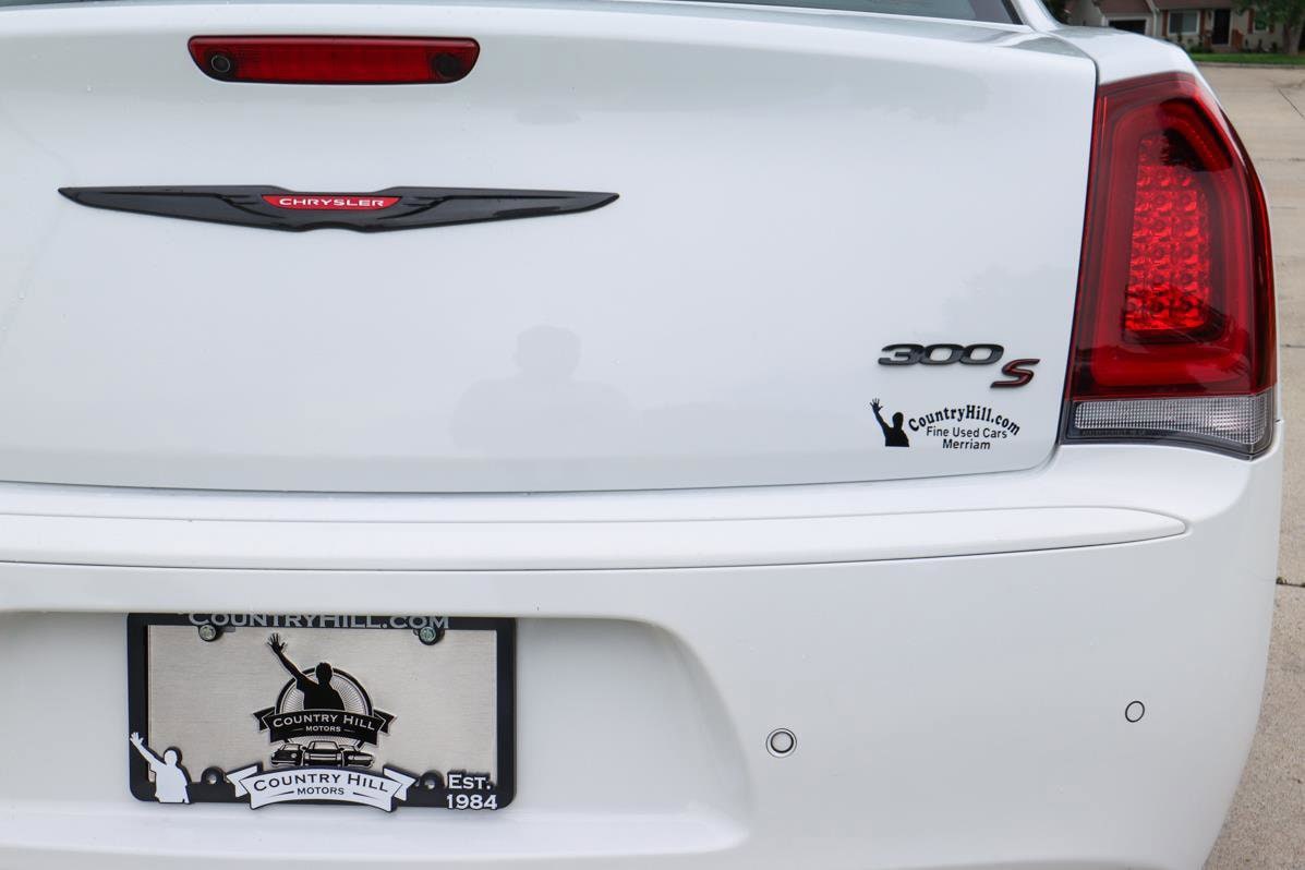 2022 Chrysler 300 S photo 3