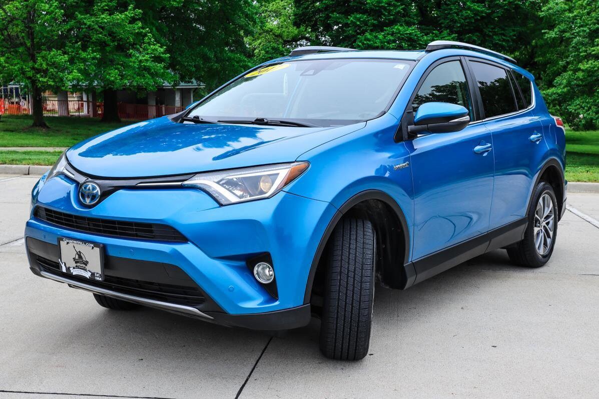 2017 Toyota RAV4 Hybrid XLE photo 3