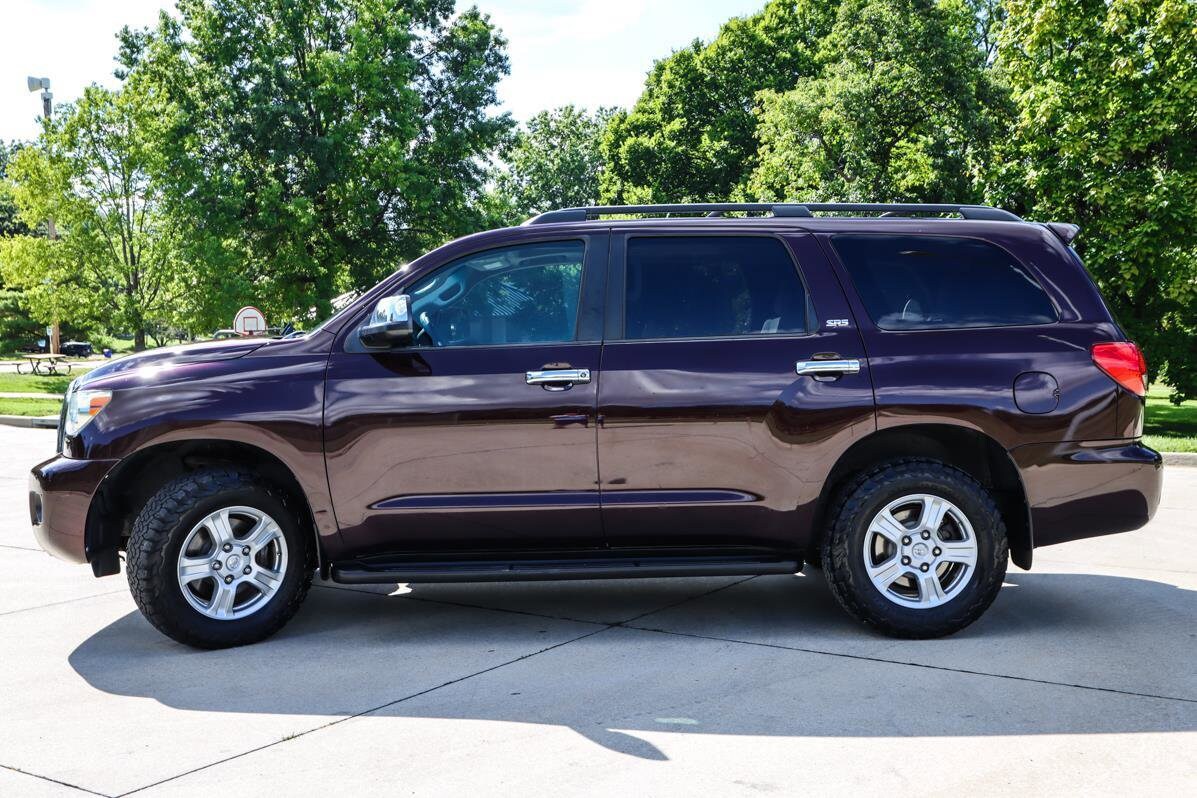 2016 Toyota Sequoia SR5 photo 2