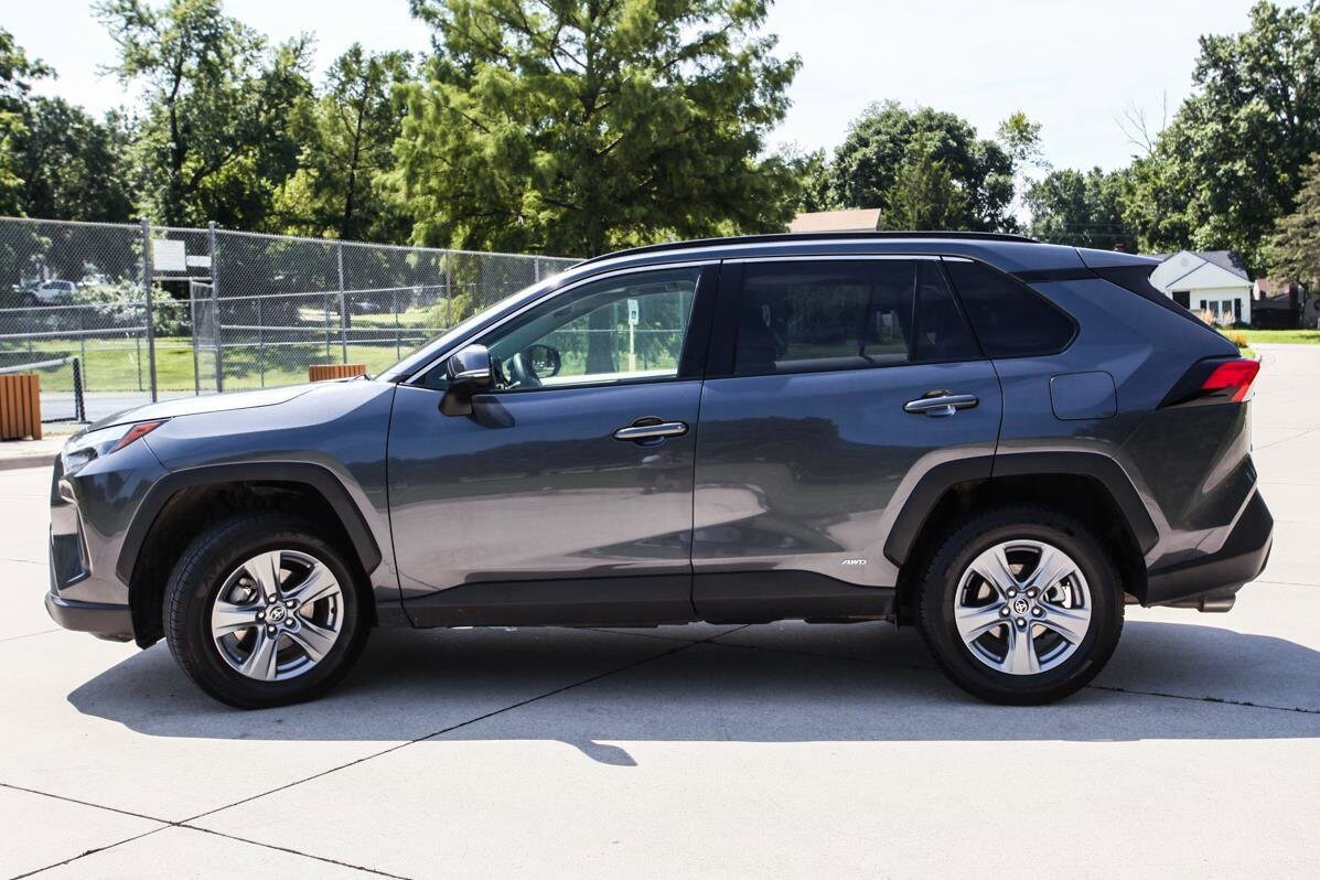 2023 Toyota RAV4 Hybrid XLE photo 3