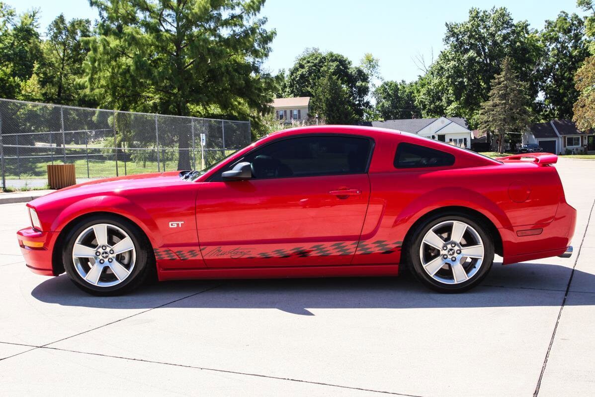 2006 Ford Mustang GT Deluxe photo 2