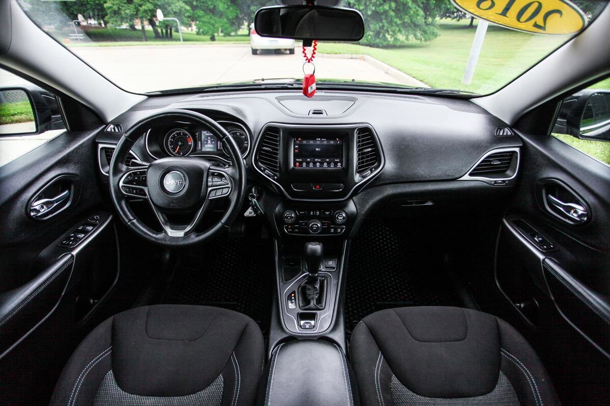 2019 Jeep Cherokee Latitude photo 2