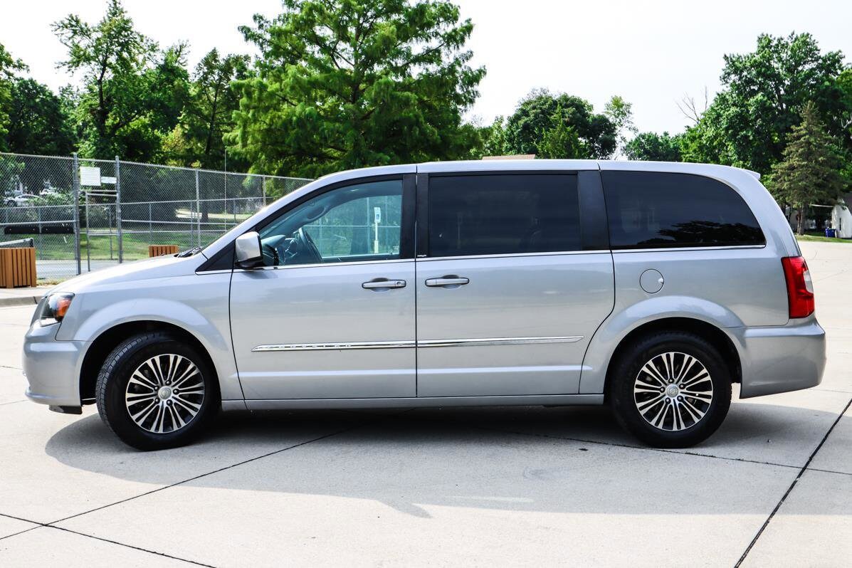 2014 Chrysler Town & Country S photo 4