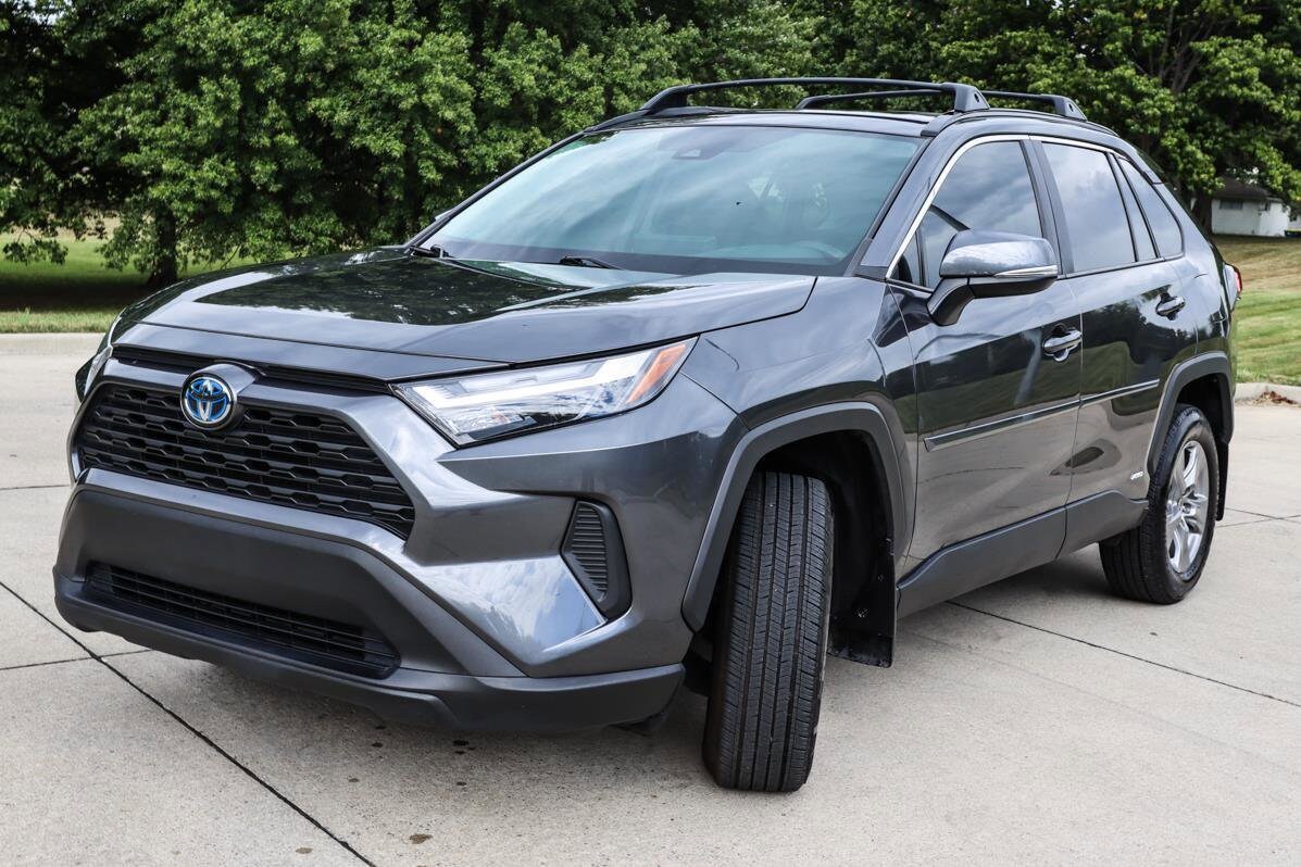 2023 Toyota RAV4 Hybrid XLE photo 3
