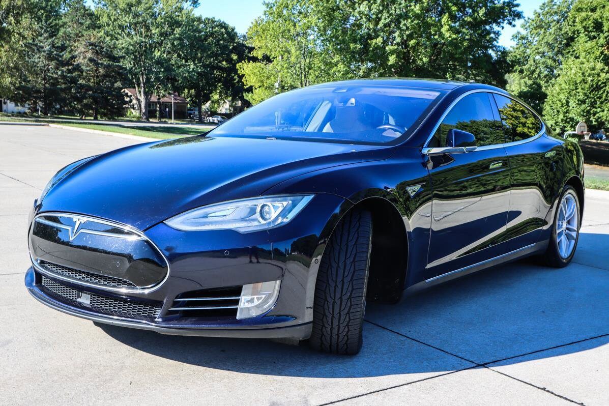2015 Tesla Model S photo 3