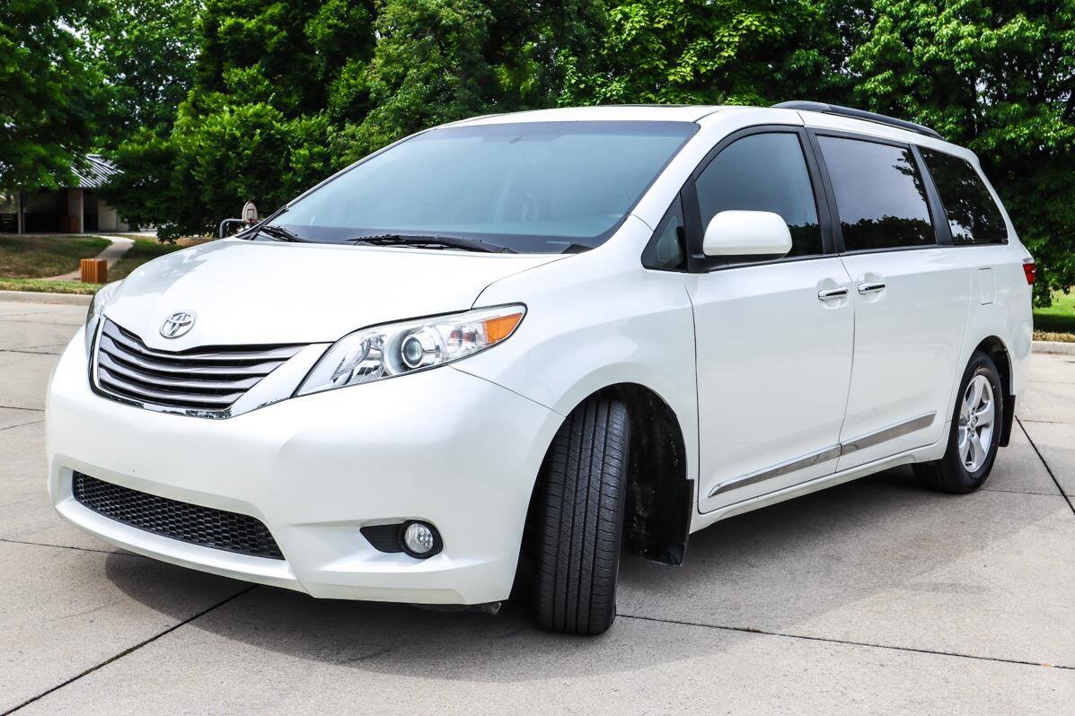 2016 Toyota Sienna XLE Premium photo 3