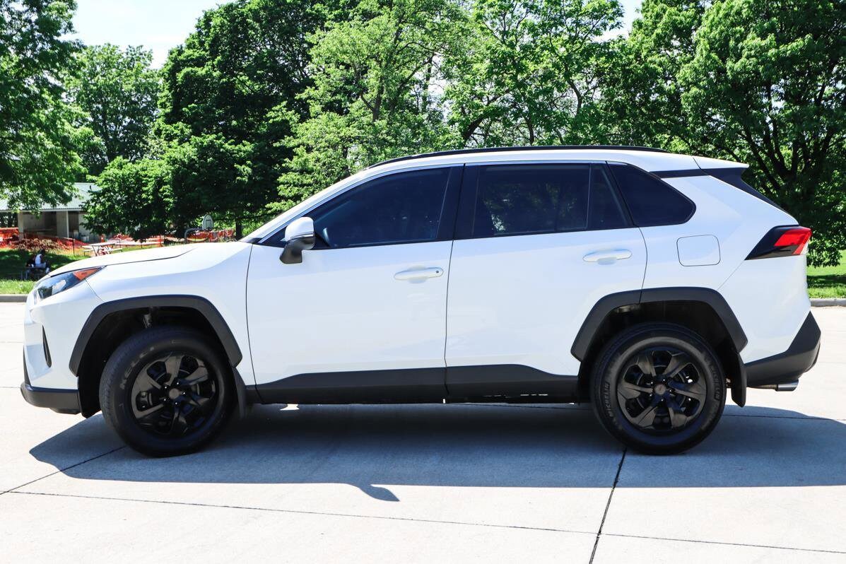 2021 Toyota RAV4 LE photo 4