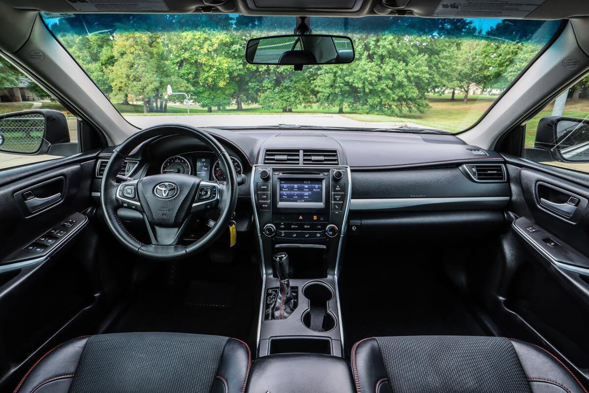 2017 Toyota Camry SE photo 2