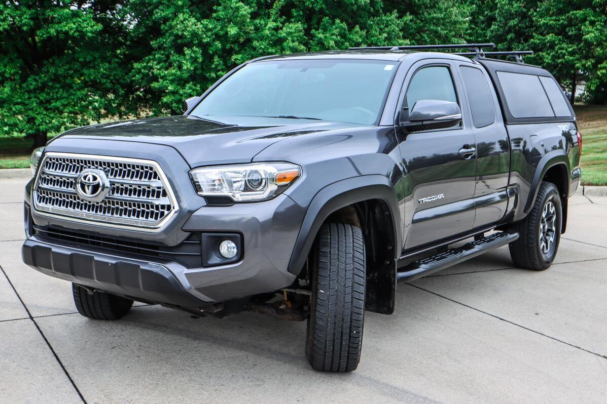2017 Toyota Tacoma TRD V6 photo 3