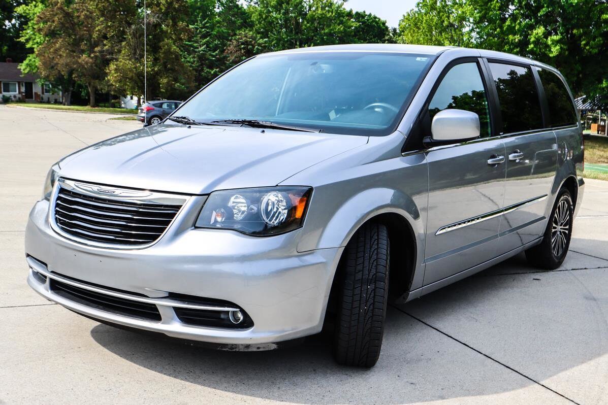 2014 Chrysler Town & Country S photo 3