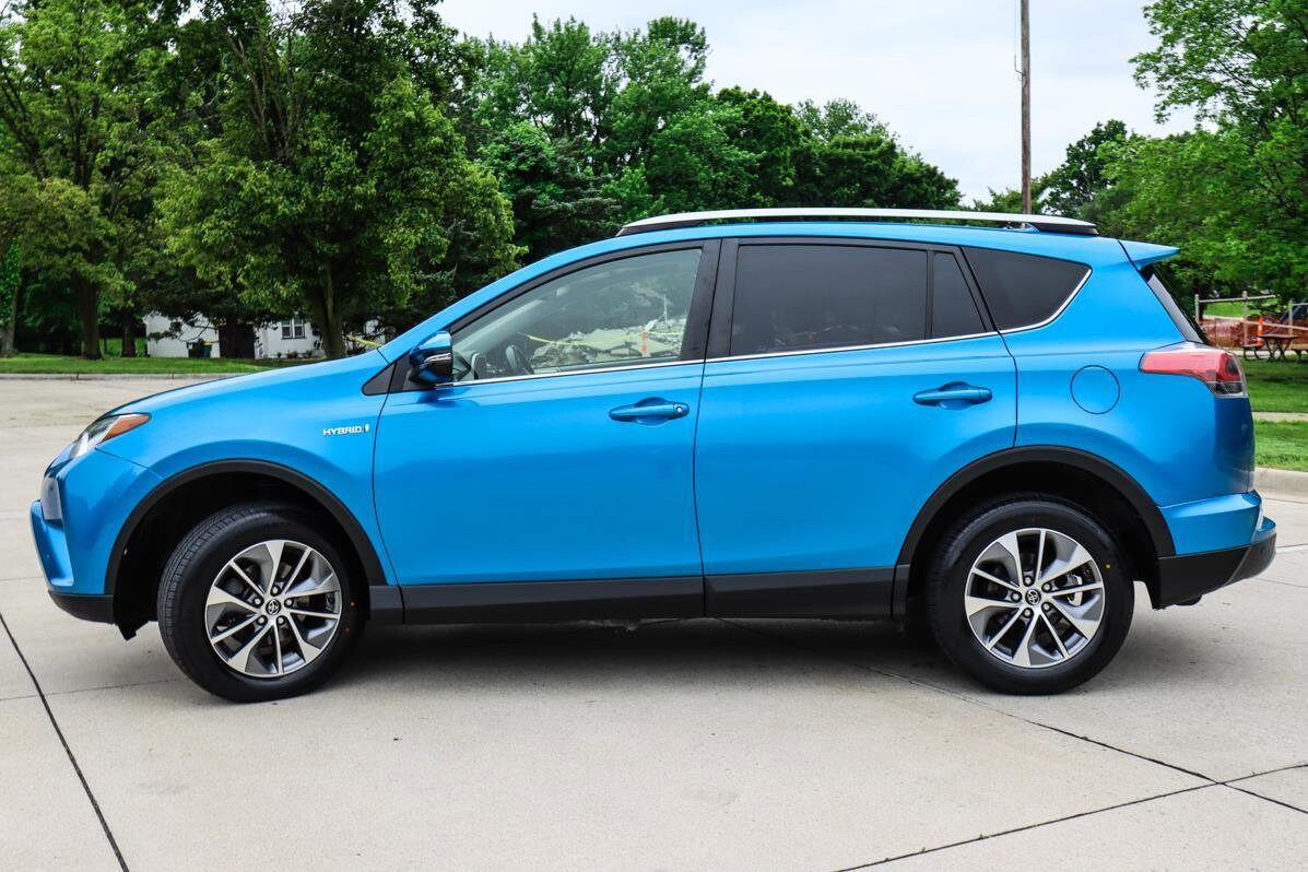 2017 Toyota RAV4 Hybrid XLE photo 4
