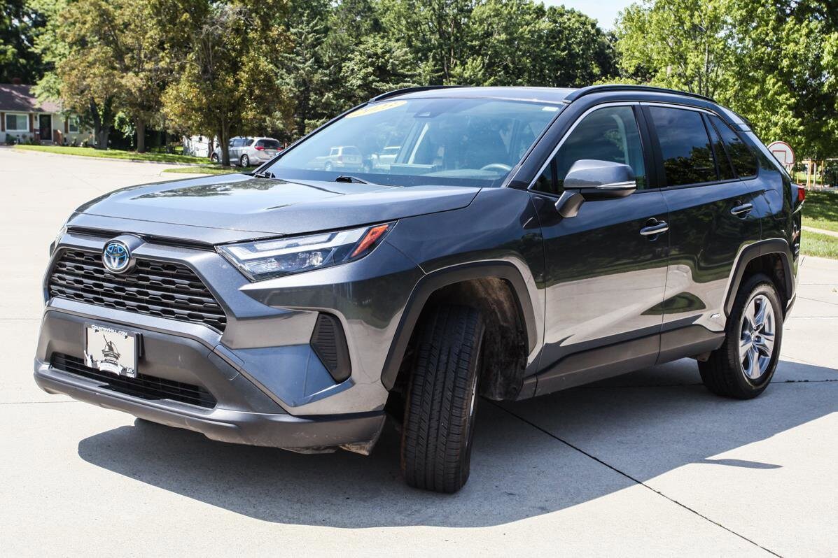 2023 Toyota RAV4 Hybrid XLE photo 2
