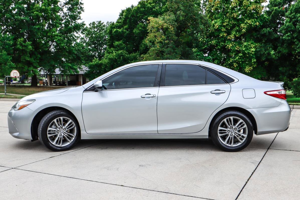 2017 Toyota Camry SE photo 4