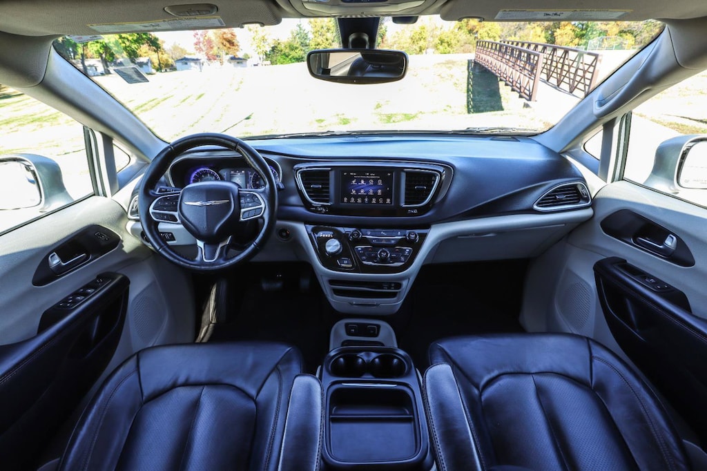 Used 2020 Chrysler Pacifica Touring L Mini-van, Passenger